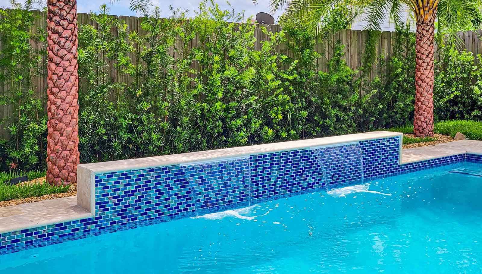 Raised wall pool with LED lighting